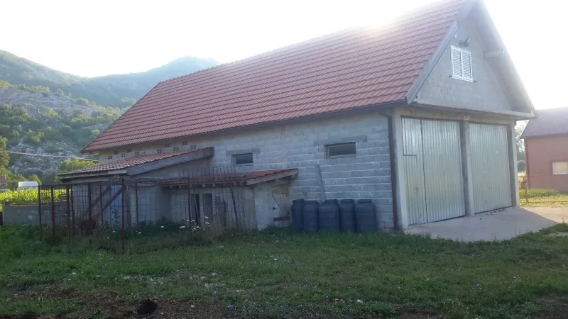 Prodajem poslovni obijekat sa placem od 3000 m2