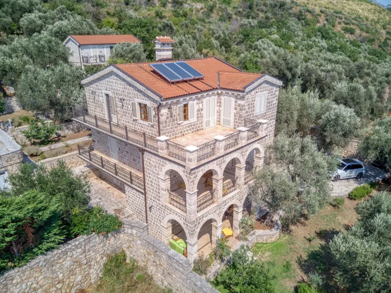 Luksuzna kamena vila sa bazenom u Reževićima