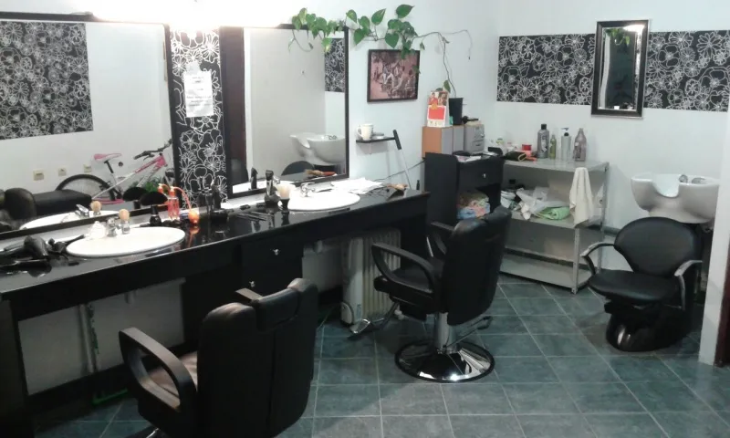 Inventar za muski frizerski salon, 1800 eura, hitno.