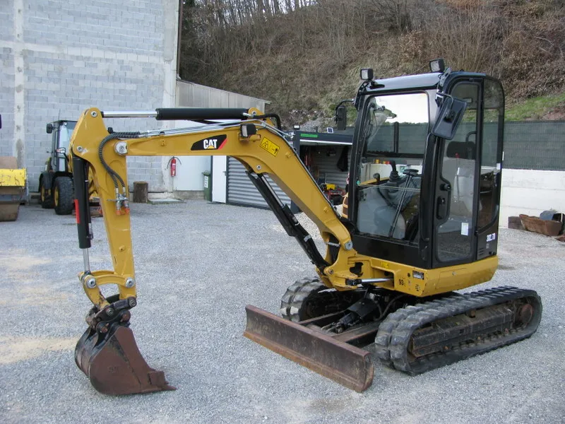 Mini bager Caterpillar 302.7D sa 3 korpe