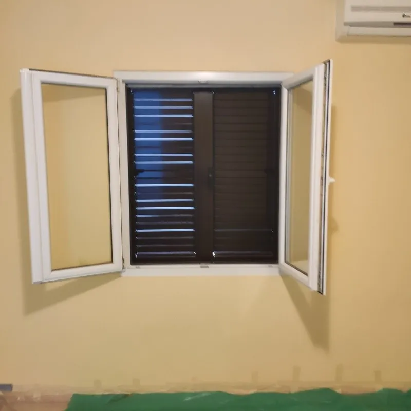 PVC prozor sa grilama i komarnikom
