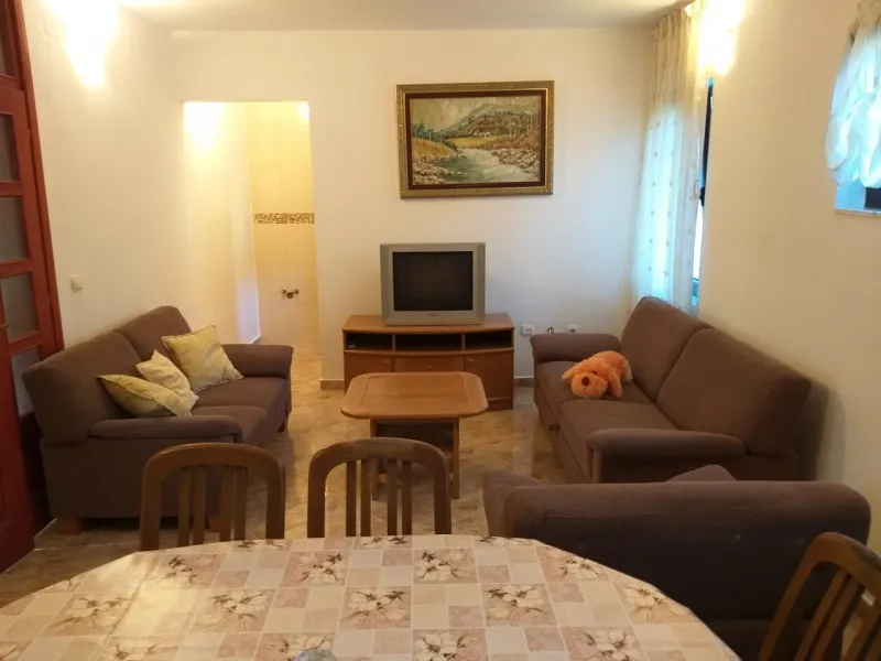Izdajem kucu- Lastva Grbaljska