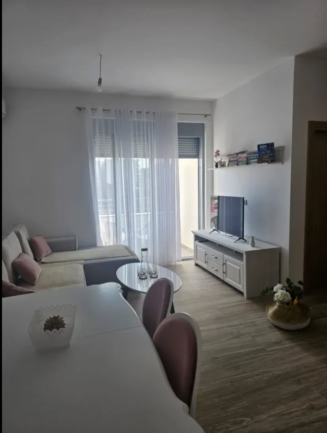 Na prodaju dvosoban stan u Ulcinju