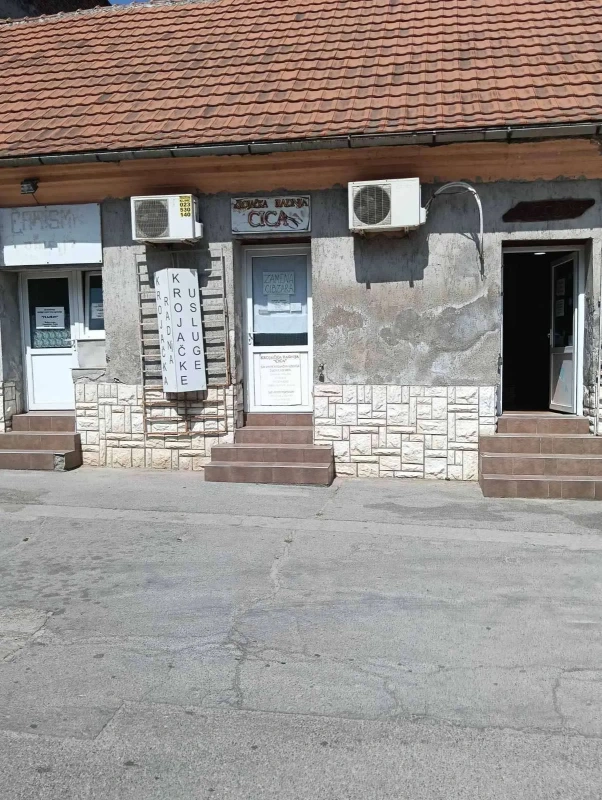 Prodajem tri lokala u centru Zrenjanina povoljno