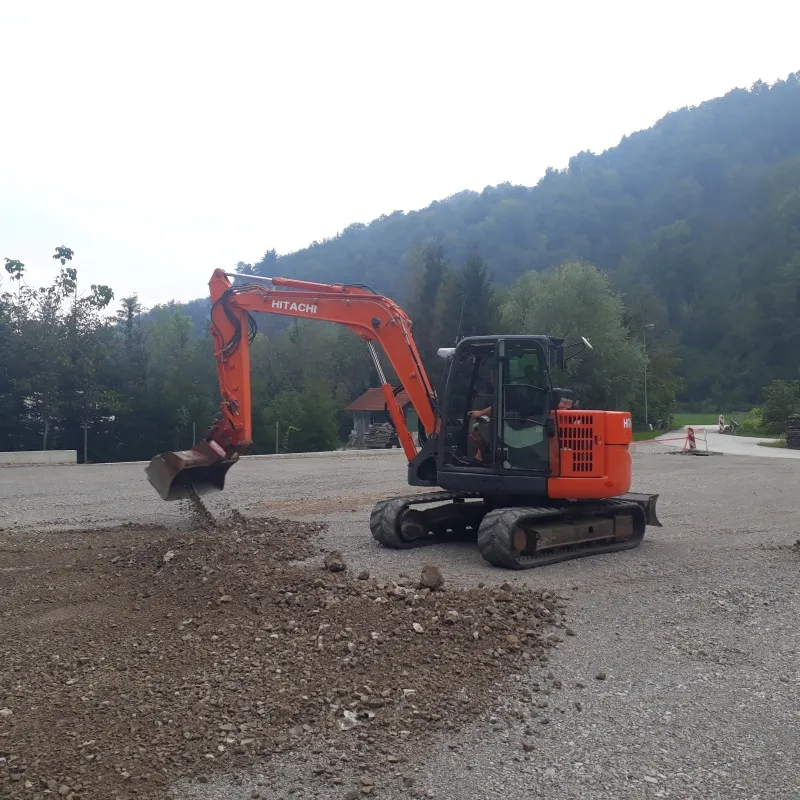 Mini bager HITACHI ZX85USB sa POWERTILLT i 3 korpe + NOVI čekič