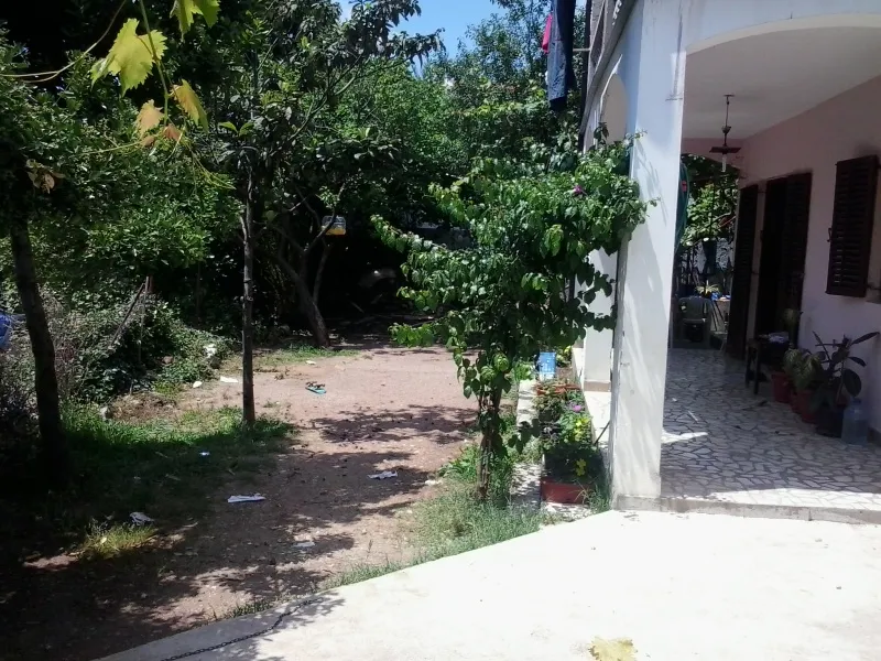Izdajem smjestaj u Budvi u sezoni