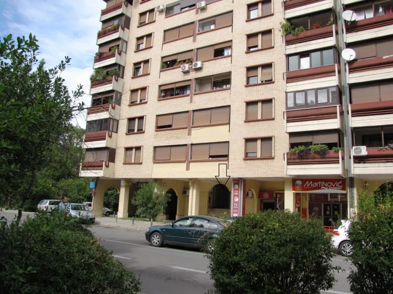 IZDAJEM JEDNOSOBAN STAN