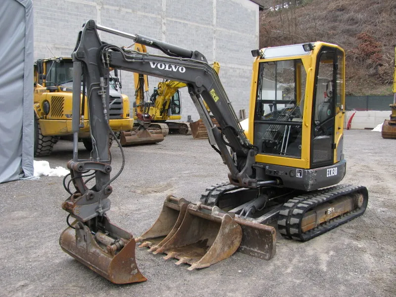Mini bager VOLVO ECR38 sa 3 kašike