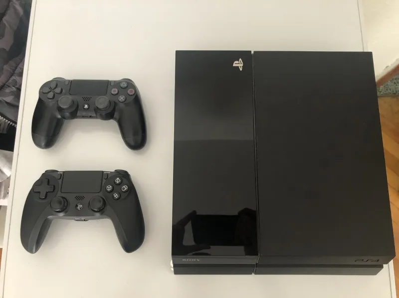 PlayStation 4 - 12 igrica - 2 dzojstika