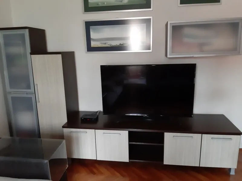 Komoda za TV i police za knjige