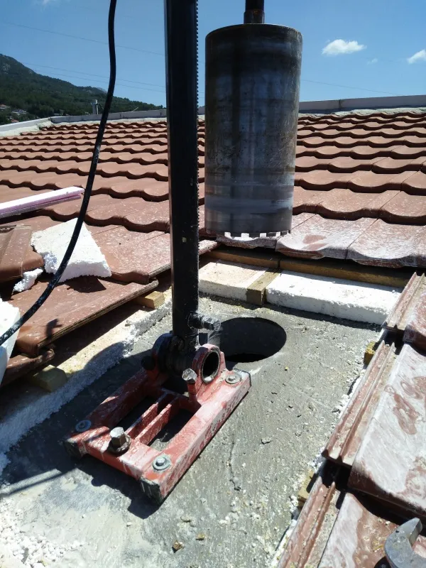 Bušenje rupe u dimnjaku za ugradnju šporeta