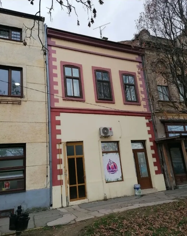 Prodajem trosoban salonski stan u Sremskoj Mitrovici