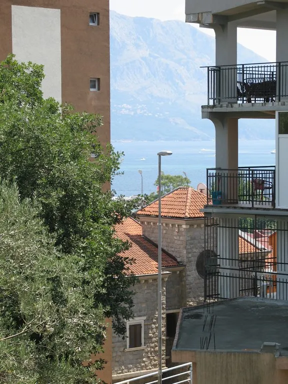 Prodajem garsonjeru, Budva
