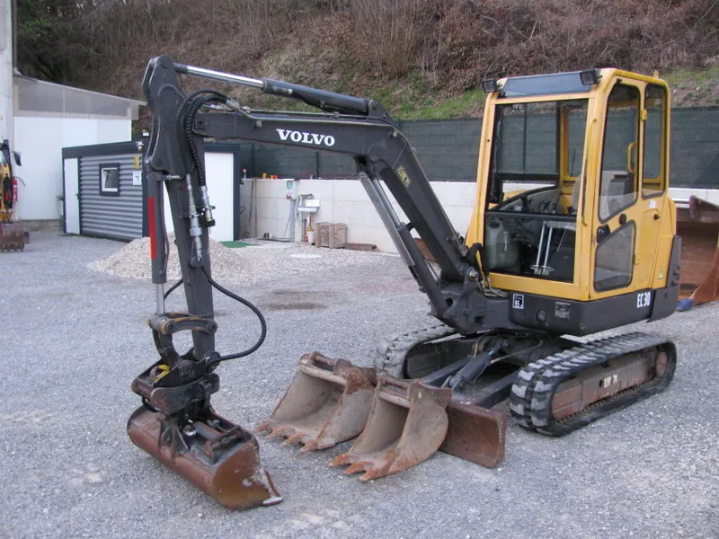 Mini bager VOLVO EC30 sa 3 korpe