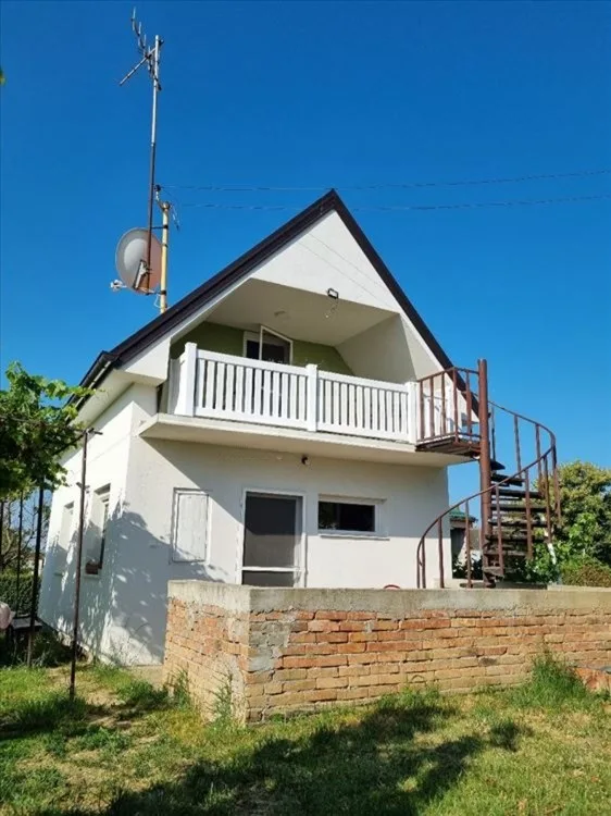 Vikendica Fruska Gora-Vizic 62m2,8.5ari placa